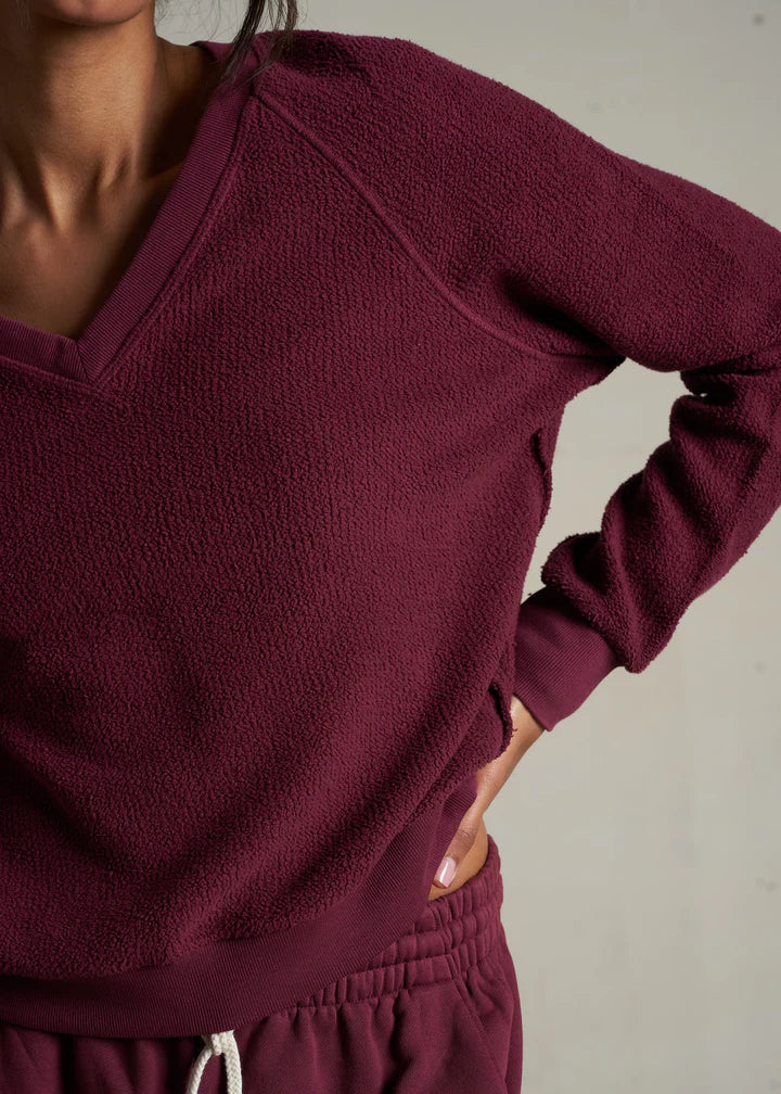 Perfect White Tee Zuri Fleece V-Neck Sweatshirt | Dark Burgundy